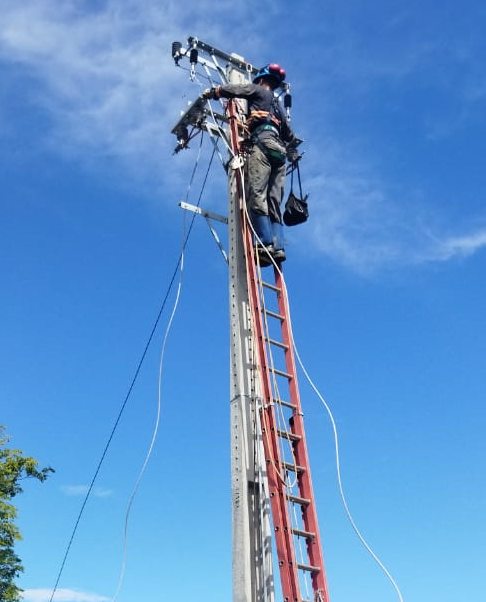 Instalação de poste por Vessel Engenharia